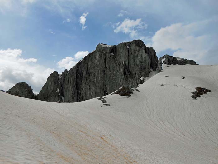 der Sattel zwischen unserem Gipfel und den Felsaufbauten der Karanfil Ljuljaševića (im Bild)