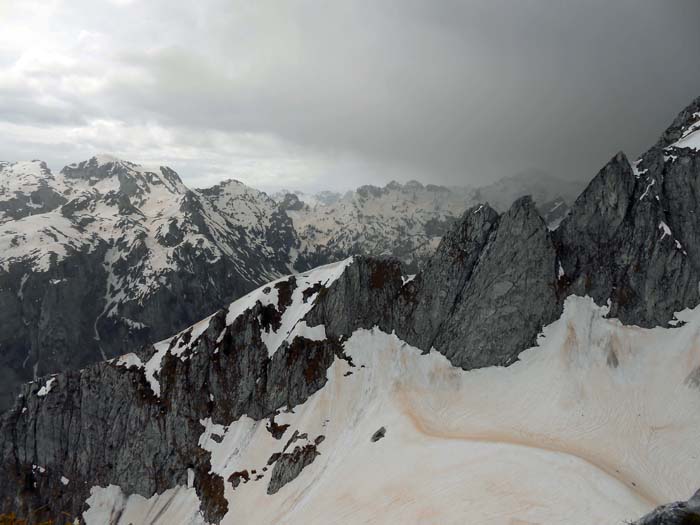 am Gipfel heftige Graupelschauer, die uns in weiterer Folge ans Meer hinausjagen werden; links Maja Rosit, rechts in den Wolken Maja Jezerces, der höchste Berg Albaniens