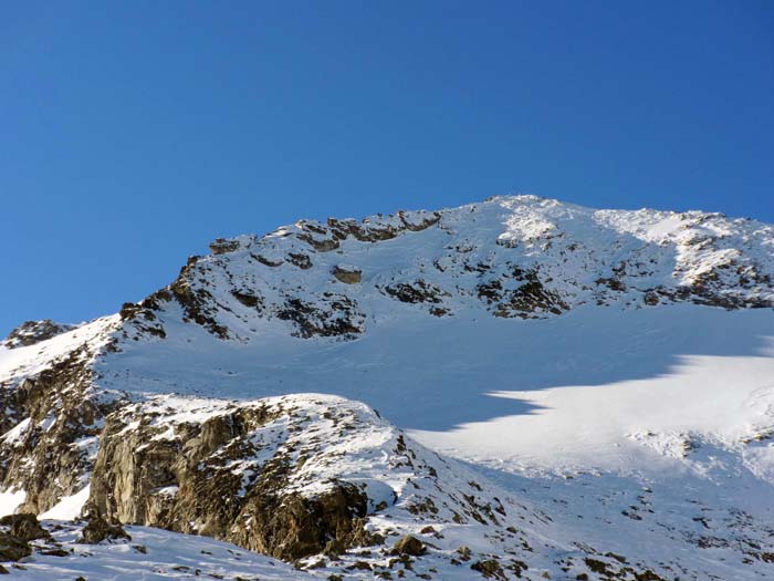 die letzten 300 Hm zum Gipfelkreuz: rechts vom wandartigen Ostsporn und von links nach rechts durch die Gipfelflanke