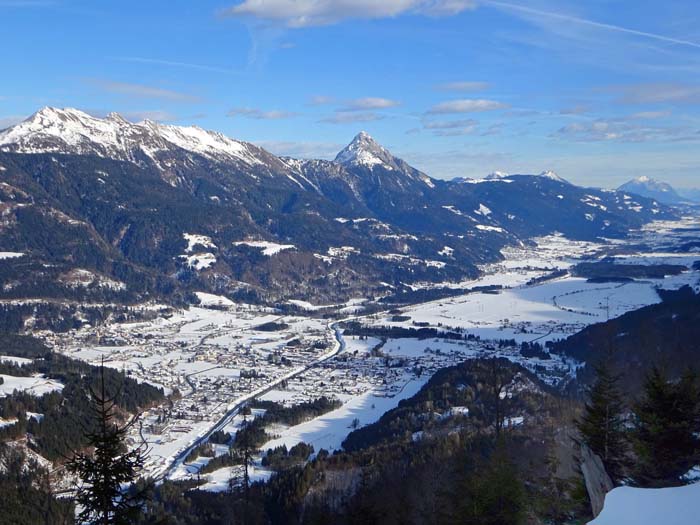 den Kehren folgend ändert sich die Aussicht ständig: einmal das Gailtal hinab bis zum Dobratsch (Villacher Alpe) ...