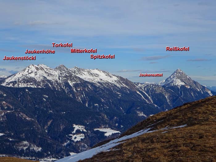 das Panorama schließt mit den östlichen Gailtaler Alpen