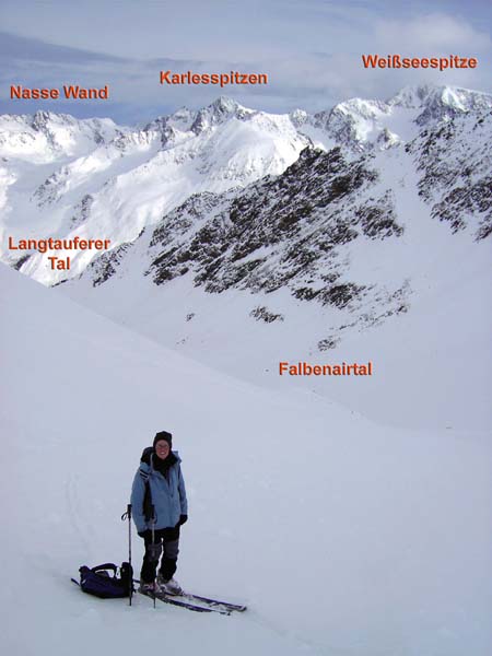 nach rechts (S) zieht der Ötztaler Hauptkamm zur Weißkugel; nach Großglockner, Wildspitze und Kleinglockner ist er der vierthöchste Berg Österreichs