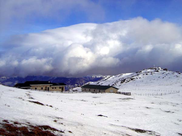 Monte und Malga Campo von NW; nach dem Schneechaos der letzten Tage lockert die Bewölkung tatsächlich für wenige Stunden auf 