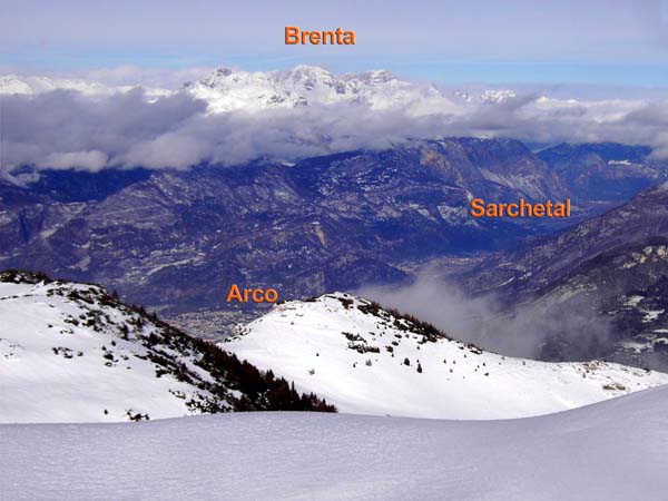 auf der NW-Seite des Kammes wird der Blick auf Sarchetal und Brenta frei; das Tal um Arco ist beinahe schneefrei, das Mikroklima um den Gardasee ermöglicht meist ganzjähriges Klettern in diesen Talschaften