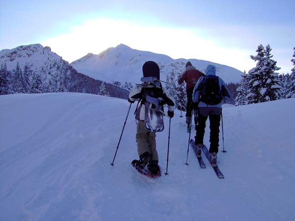 morgendlicher Aufbruch mit Nikolaus und Raphael zu ihrer ersten Schi- bzw. Snowboard-Tour