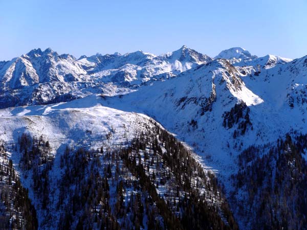 im OSO gleich gegenüber der Hohe Bösring mit seiner vorgelagerten Hochfläche, dahinter die runde Kuppe des Hochweißstein (Monte Peralba)