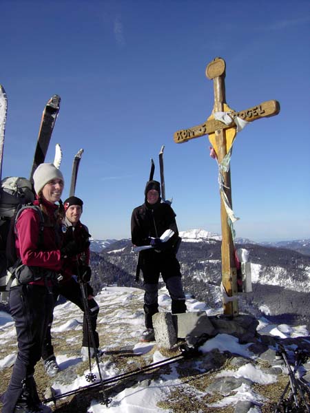Chrissy, Thomas und Ulli haben das Gipfelkreuz erreicht