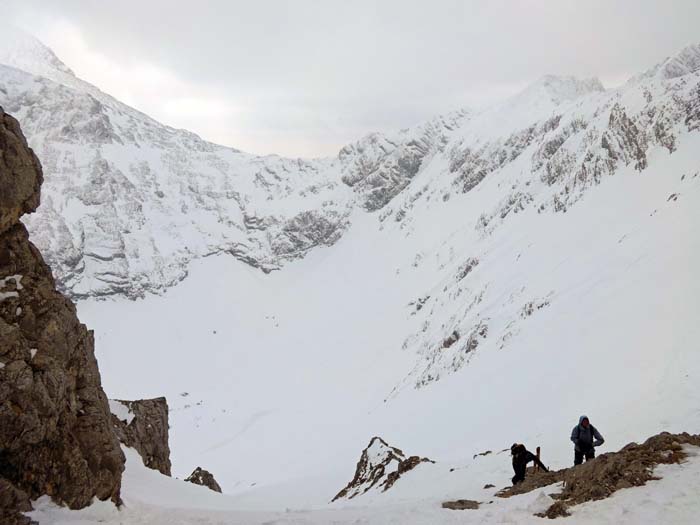 Schidepot am Beginn der Ausstiegsverschneidung; manche nehmen die Schi mit zum Gipfel, uns ist der Schnee zu hart