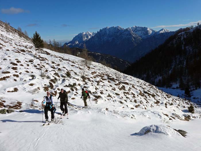 Aufstieg im Bereich Baumgartnerkaser, zwei Jahre zuvor bei wenig Schnee; Blick auf die Lienzer Dolomiten