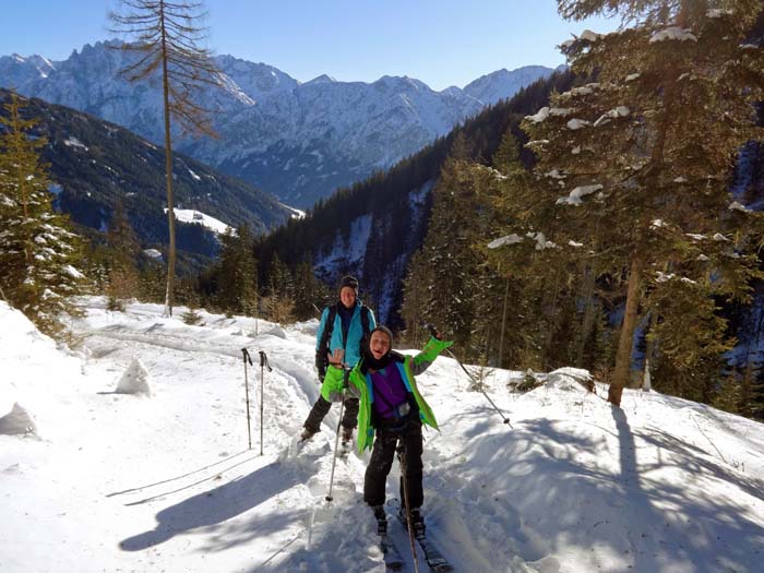 Ronja testet am Aufstieg über dem Warscherbach ihre neuen Tourenschi; dahinter Lienzer Dolomiten mit Spitzkofel