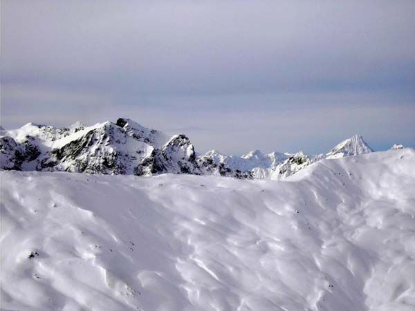 weiter oben lugt im W die erste Reihe der Graubündner Berge über den Grenzkamm zwischen Italien und der Schweiz; die auffallende Pyramide rechts ist der Piz Linard, der höchste Silvrettagipfel