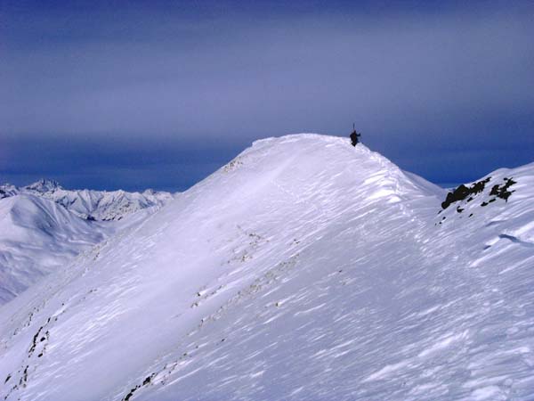 anschließend führt ein Wechtengrat zur Gipfelflanke der wesentlich höheren Elferspitze, ...