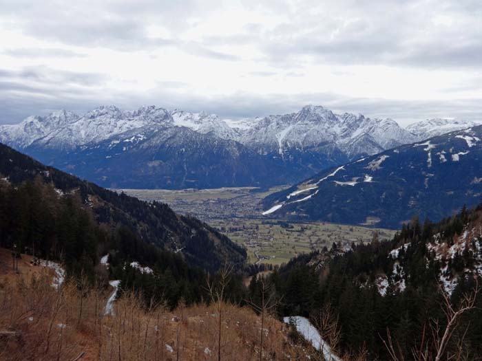 Blick vom Winkelwald über die Stadt nach Süden auf die Lienzer Dolomiten; der Waldsporn mit dem Schneeband in Bildmitte rechts trägt das Schigebiet Hochstein