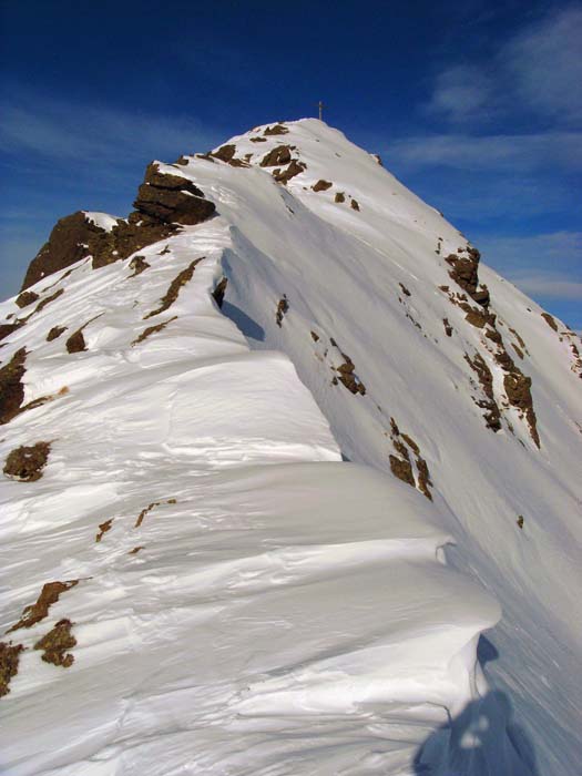 ... und entlang der verschneiten Kammlinie über kurze Felsstufen zum Gipfel