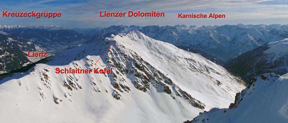 weiter rechts die größte Stadt Osttirols und die Schlaitner Berge, die südöstlichsten Ausläufer der Villgratner Berge zwischen Isel- und Pustertal