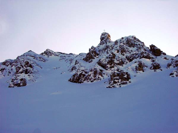 rechts (westlich) davon der Rührkübel; das Kreuz krönt den niedrigsten der drei Gipfelzacken, am leichtesten erreichbar ist der zweithöchste ganz links