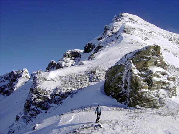 nur ein paar Schritte östlich, auf der anderen Seite des Schidepots liegt am Fuß des Steilaufschwungs zum Türchlwand SW-Gipfel ein auffallender, haushoher Felsklotz