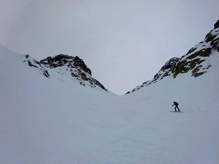 auf ca. 2100 m kann man bei geeigneten Verhältnissen aus der Karmulde links in die steile Edigon-Nordwestflanke queren (bis 40°; Steigeisen am Gipfelgrat); wir halten uns heute gerade hinauf ...)