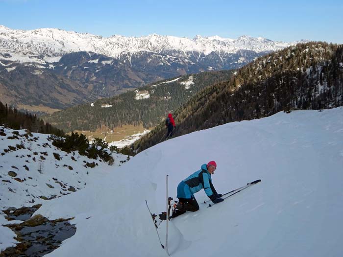 hinterm Oberboden meiden wir die harte Abwärtsquerung, Ulli suchen mittels spezieller Technik (lernt man das bei der Tiroler Bergwanderführer-Ausbildung?) ihr Heil östlich des Bachlaufs