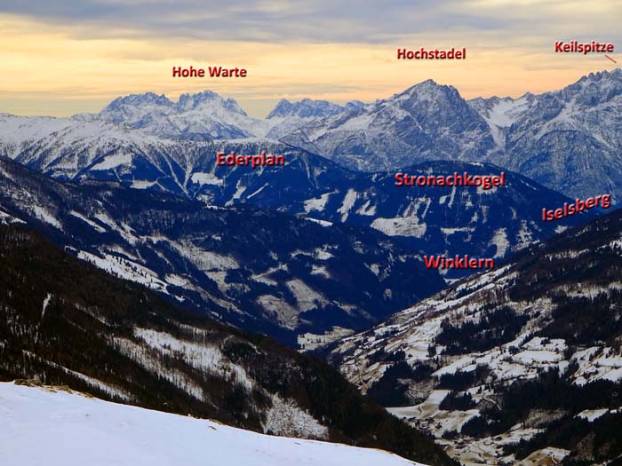... mit Blick über Kreuzeckgruppe und Lienzer Dolomiten bis zum Karnischen Hauptkamm