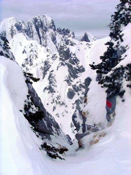 in die oberste Scharte windet sich von NW der Klettersteig vom Donnerkogel herauf