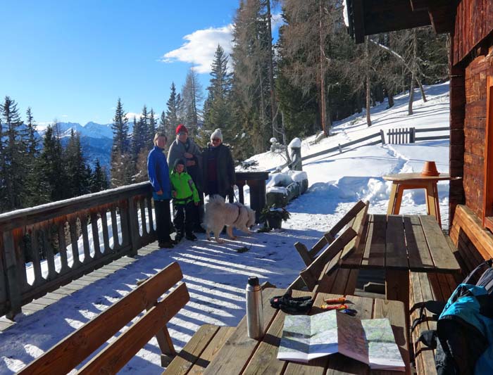ein gern besuchtes Ausflugsziel: die Compedal-Schihütte, hier im Dezember 2017 mit Vesna, John und deren Samojedin Laska