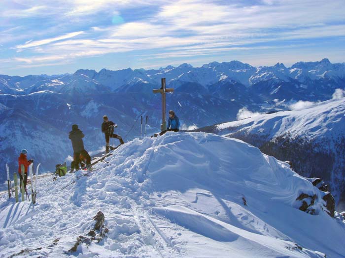 der Gipfel gegen SW mit dem Auslauf der Karnischen Alpen und den Sextener Dolomiten (ganz Gewiefte erkennen zwei der Drei Zinnen)