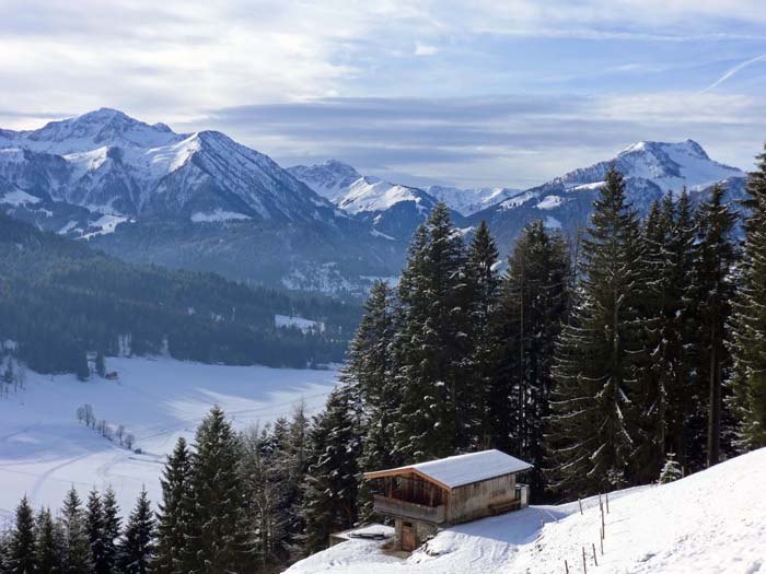 im SSW die Kitzbüheler Alpen vom Wildseeloder (links) bis zum Karstein
