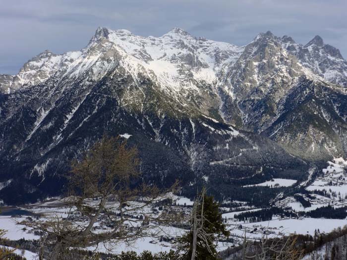 über St. Ulrich am Pillersee die Loferer Steinberge, die vom großartigen Nuaracher Höhenweg überschritten werden (s. Archiv Bergsteigen)