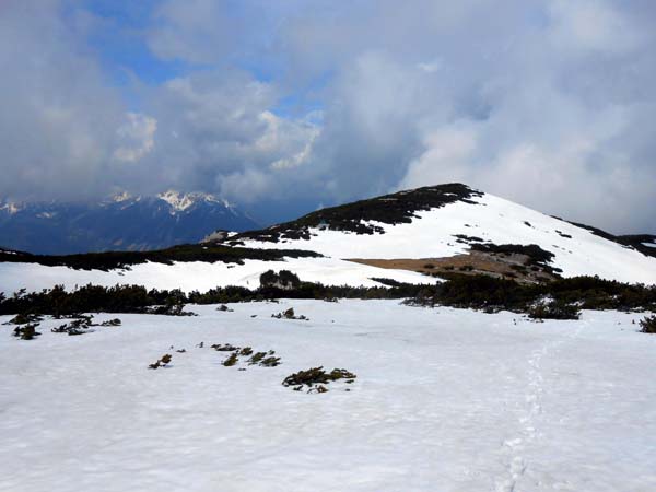 das weite Gipfelplateau (Arbesboden) ist erreicht, die flache Kuppe des Lagelsberg vor dem wolkenverhangenen Prielkamm; links hinunter geht's zur Zellerhütte