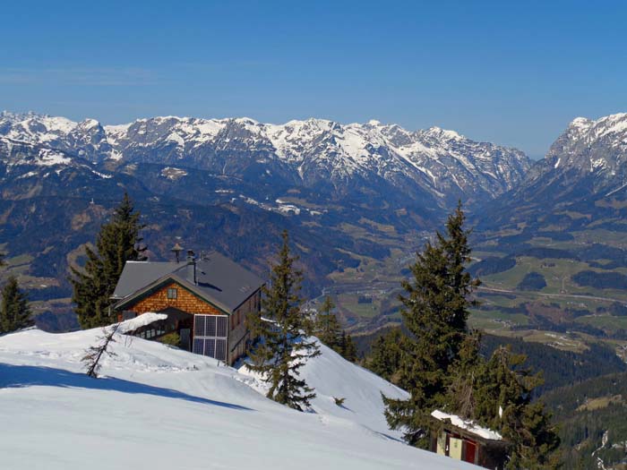 die Heinrich Kiener Hütte am Hochgründeck, einem hervorragenden Aussichtspunkt; Blick aufs Salzachtal zwischen Tennengebirge (rechts) und Hochkönig