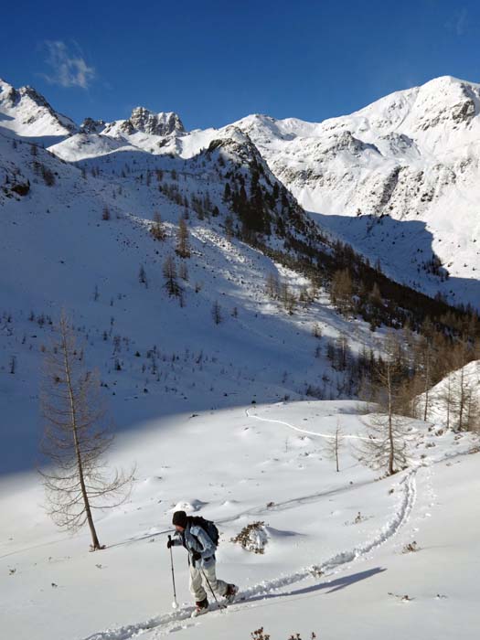nach Süden spuren wir von Boden zu Boden hinauf in Richtung Ochsenalmseen; einer der wenigen Winkel südlich des Alpenhauptkammes, wo im schneearmen Winter 2016 Schitouren überhaupt Sinn machen