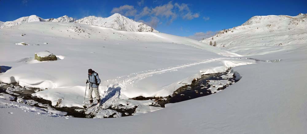 vom wunderschön mäandernden Bach auf gut 2100 m ist in „normalen“ Wintern kaum etwas zu sehen
